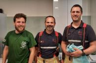 brandweermannen die duif gered hebben uit schouw